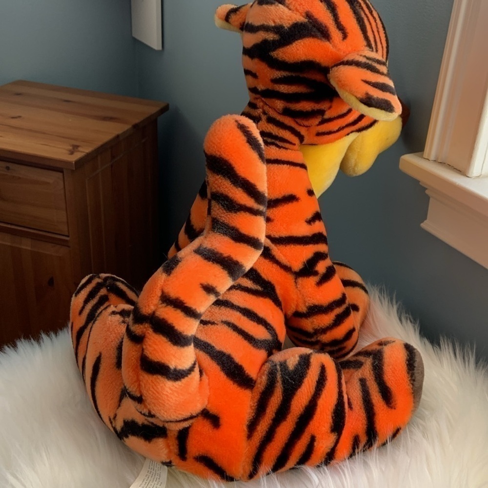 AUTHENTIC Disney Tigger large stuffed plush!! RARE and Vintage collectible - Picture 3 of 3